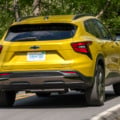 Chevrolet Trax Activ amarelo andando de traseira em uma estrada americana