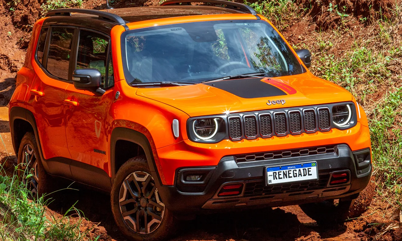 jeep renegade trailhawk laranja de frente fazendo off-road