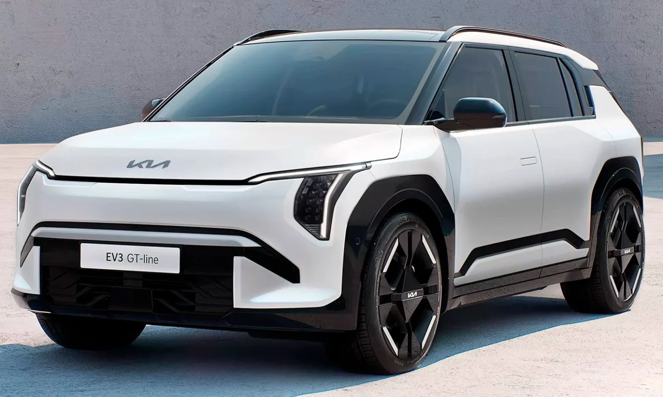 KIa EV3 branco parado de frente com parede cinza ao fundo