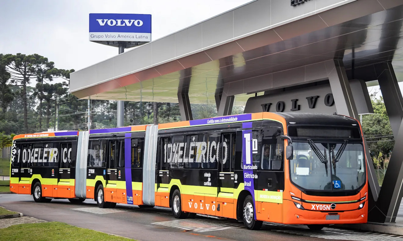 Ônibus biarticulado Volvo