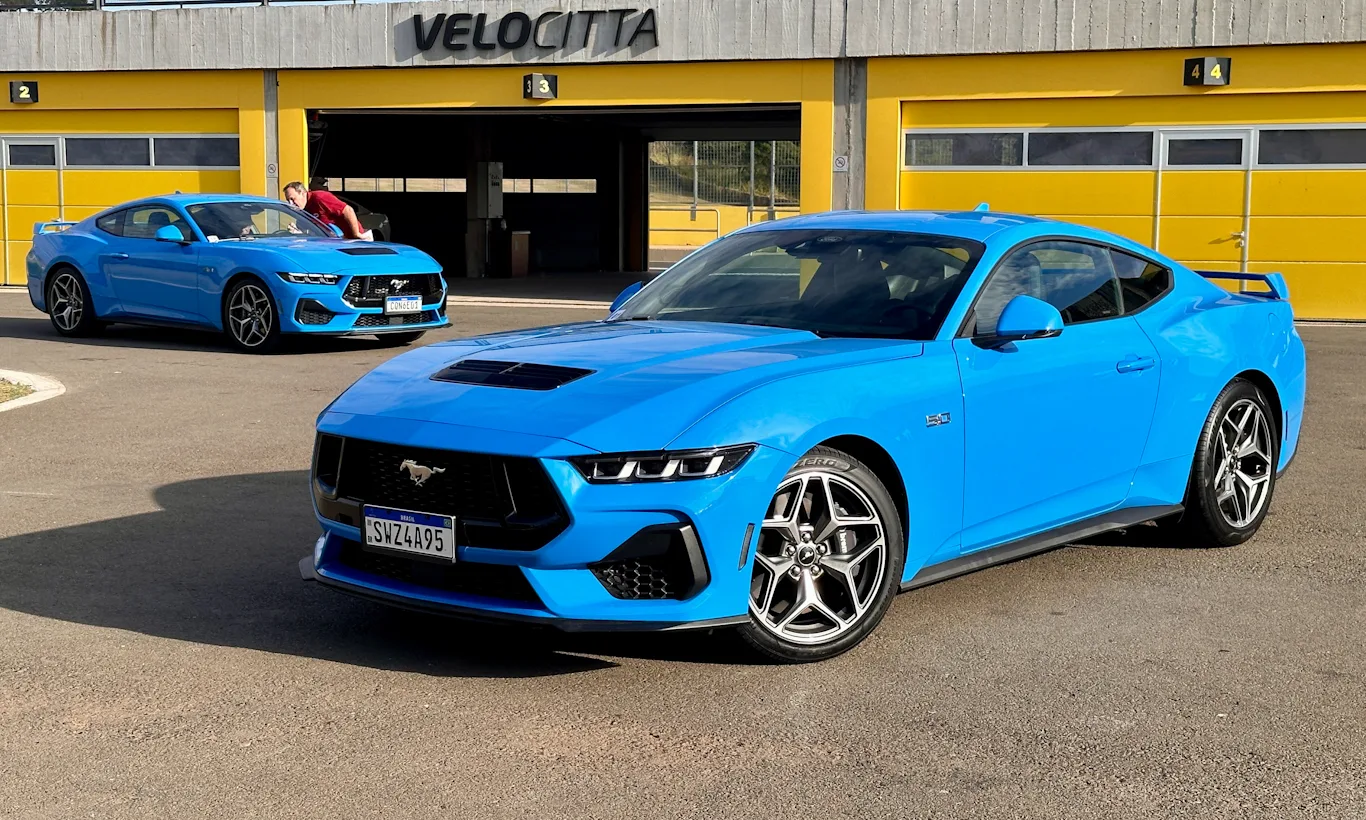 Ford Mustang GT azul em frente aos boxes do VeloCittá com muro amarelo [Auto+ / João Brigato]