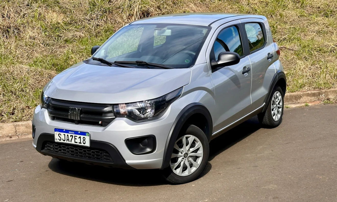 Carros de até R$ 100.000. Imagem mostra Fiat Mobi de frente