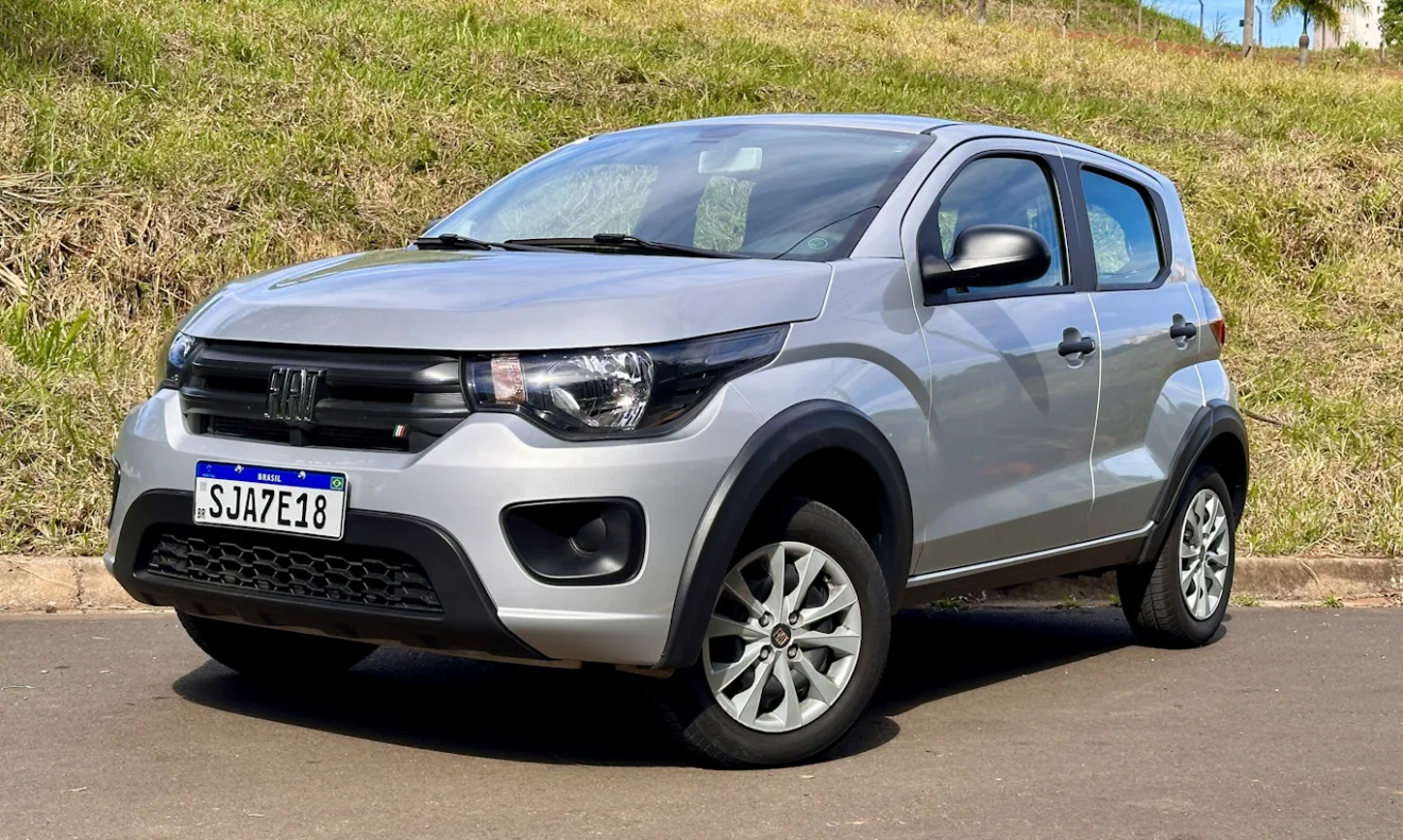 Fiat Mobi Like prata em frente a um gramado