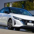 Nissan Sentra branco parado de frente