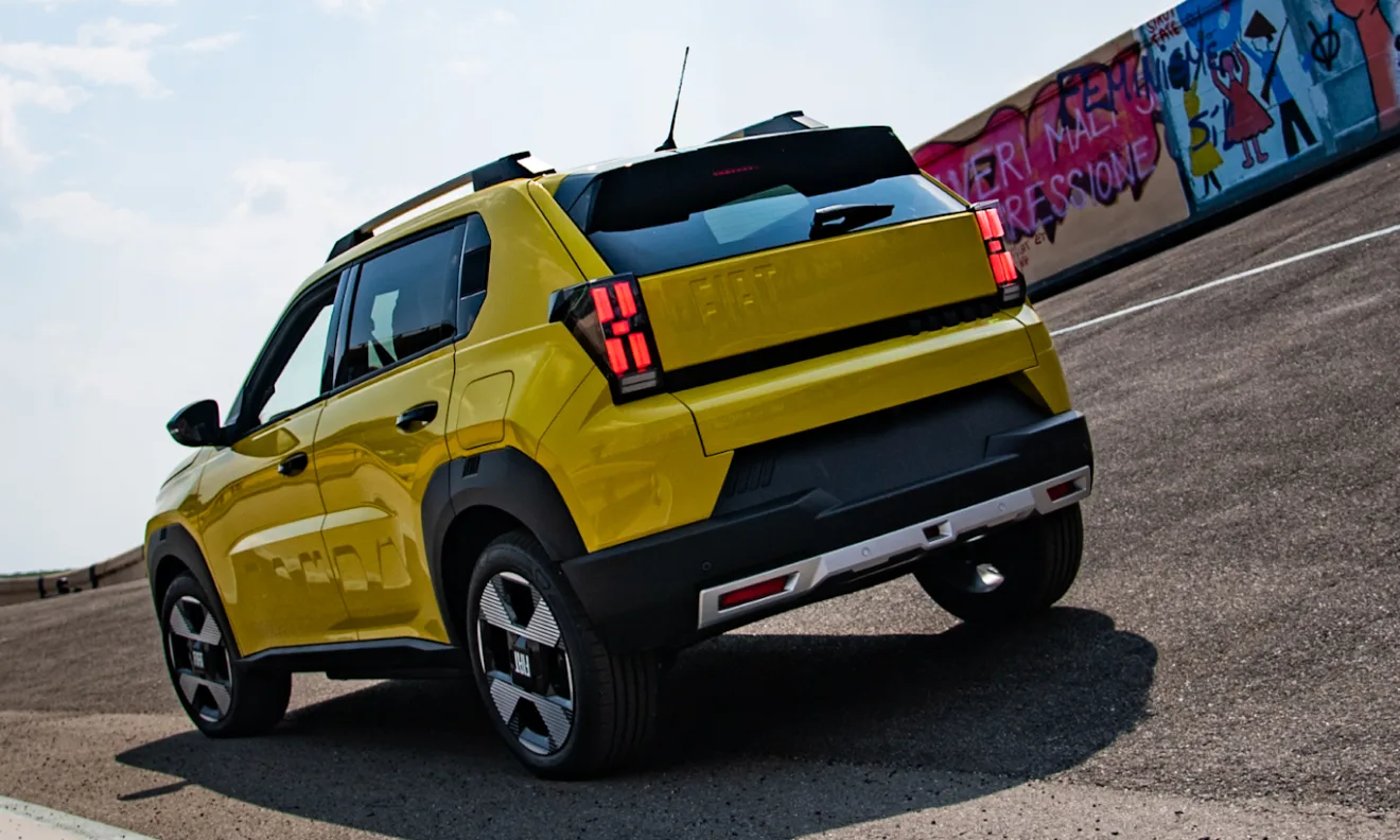 Fiat Grande Panda amarelo de traseira andando na pista