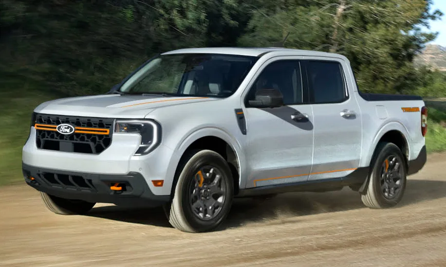 Ford Maverick Tremor branca andando na terra