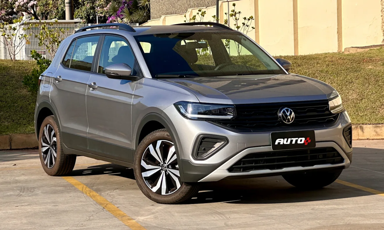 Volkswagen T-Cross 200 TSI prata parado em um estacionamento de supermercado