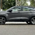 fiat fastback cinza de lado