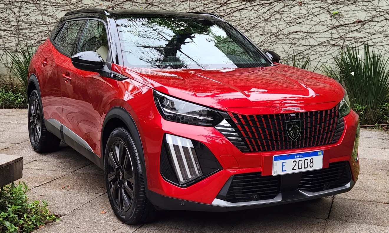 Novo 100% elétrico Peugeot e-2008 vermelho em foto estática em posição 3x4 dianteiro