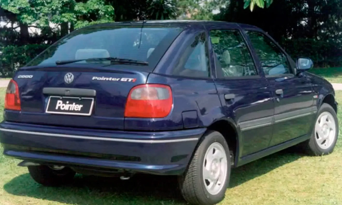 Volkswagen Pointer azul em foto de divulgação 3x4 traseira