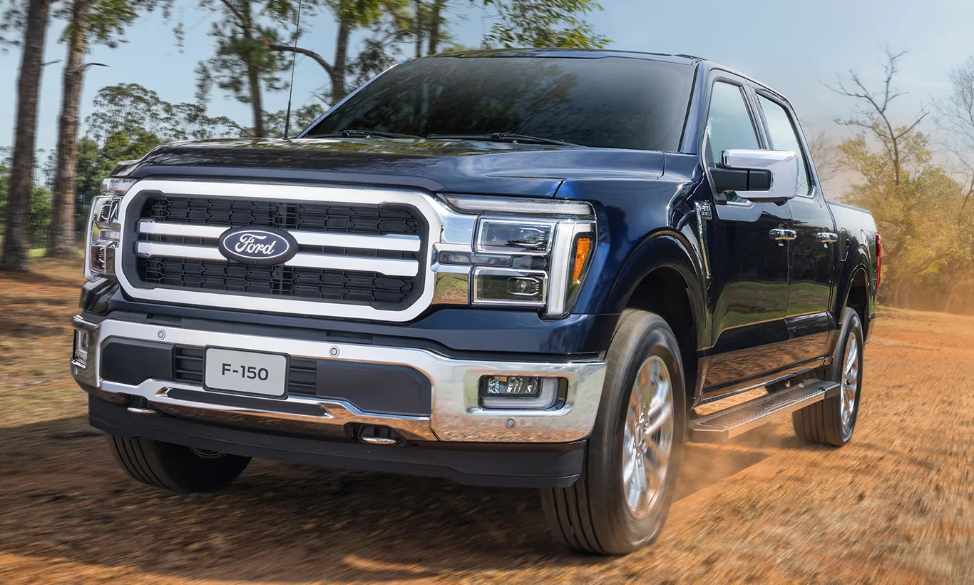 Ford F-150 2025 Lariat azul de frente em movimento na terra