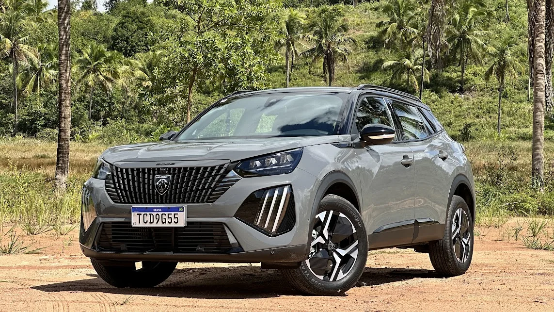 Peugeot 2008 GT cinza parado de frente com árvores ao fundo e um dos carros da Stellantis com motor novo