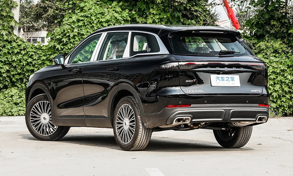 Chery Tiggo 8L preto em foto estática de traseira com plantas ao fundo [Autohome]