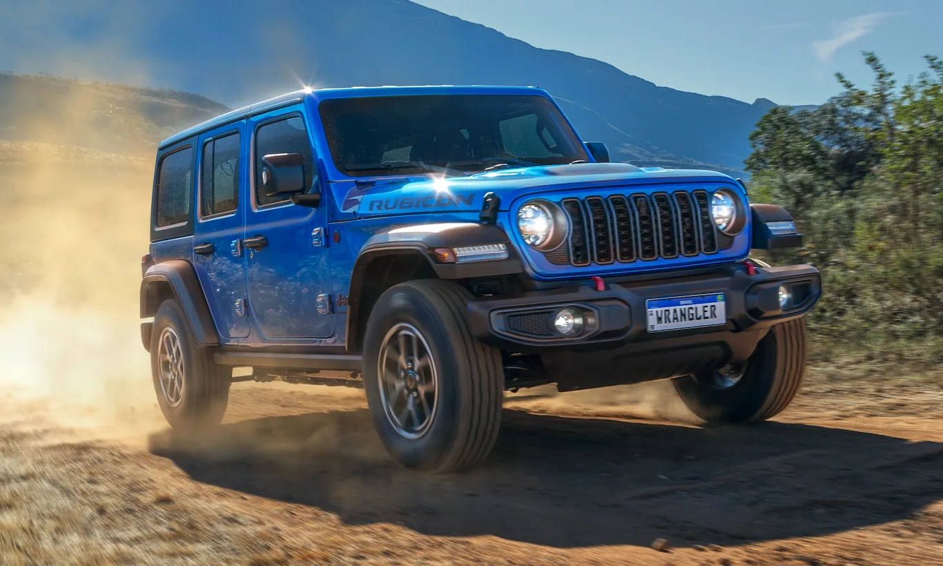 Jeep Wrangler Rubicon 2025 azul em trajeto off-road de frente [divulgação]