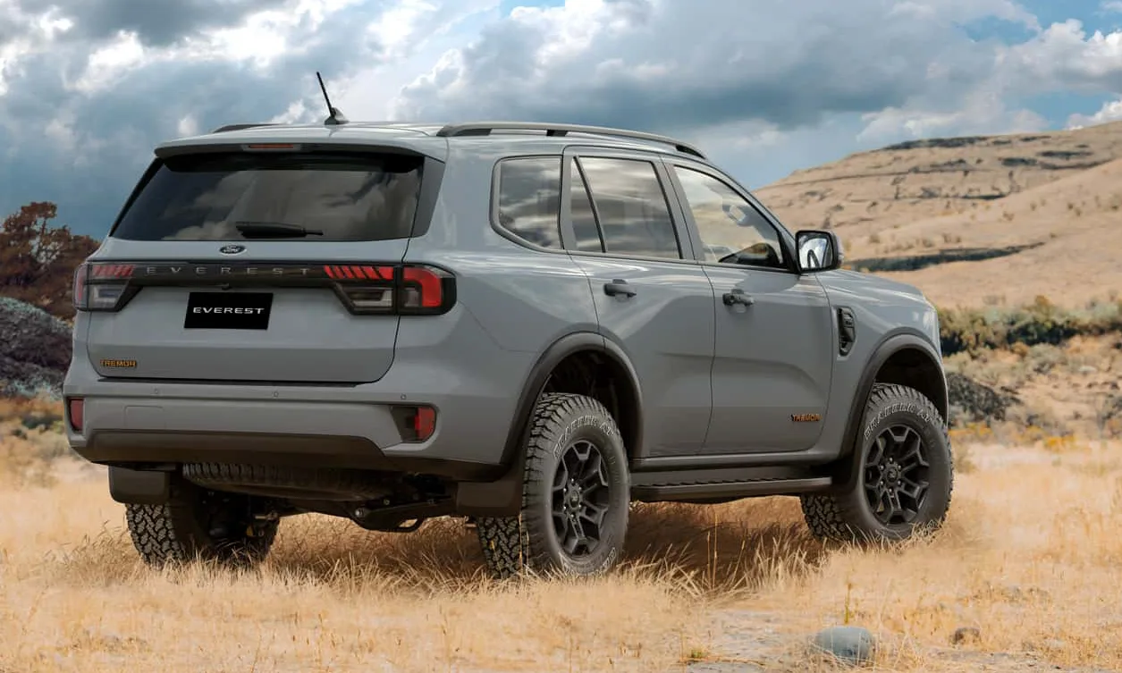 Ford Everest - Imagem mostra traseira do SUV da Ranger