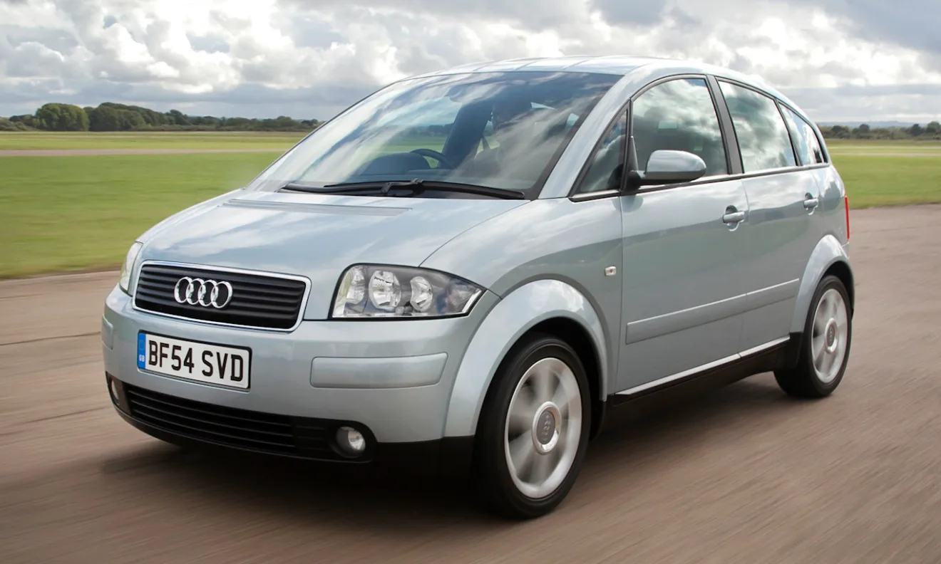 Audi A2 original prata em foto de movimento na estrada com paisagem ao fundo