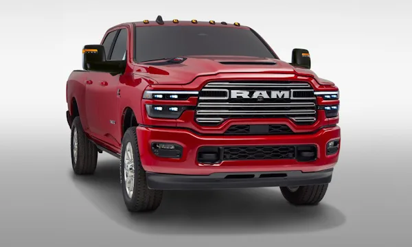 Ram 2500 2025 vermelha parada de frente com fundo branco 