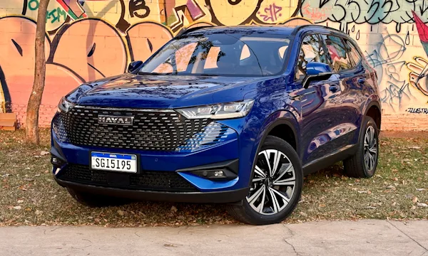 GWM Haval H6 PHEV19 azul com um muro de grafitti atrás