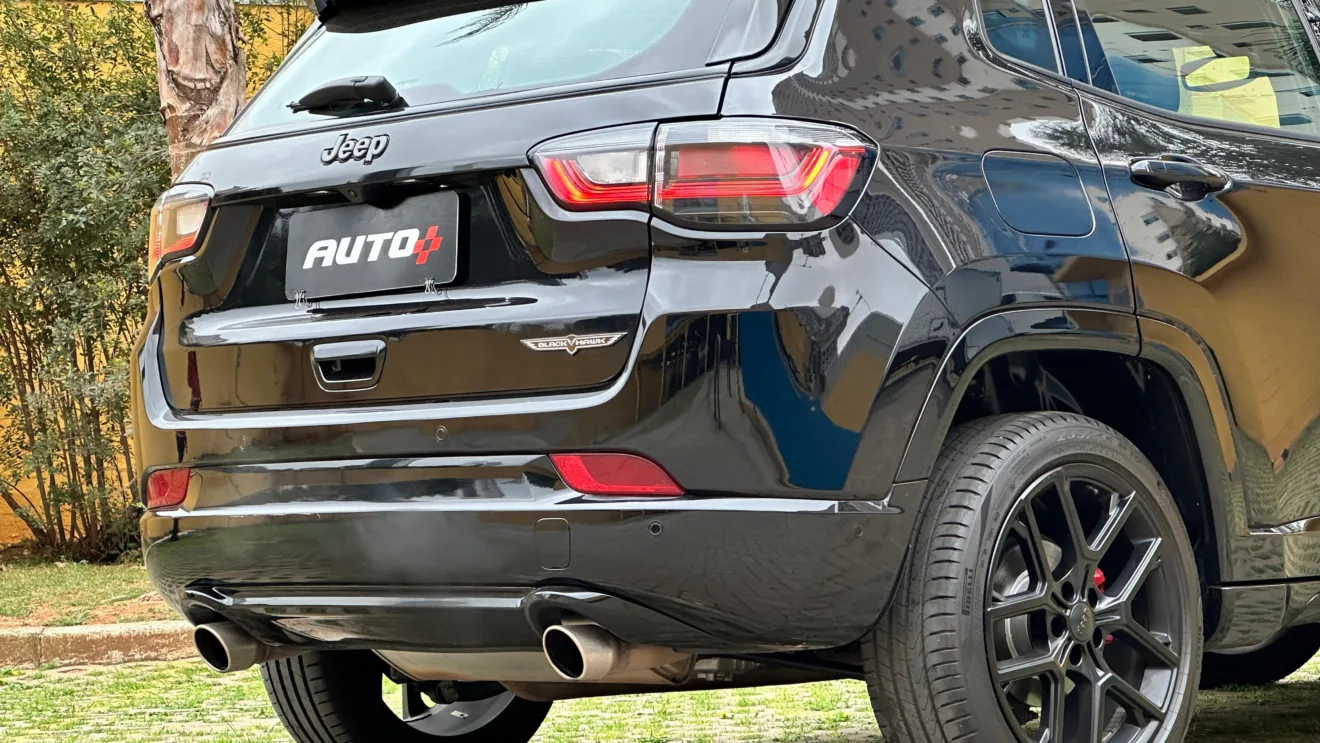 Imagem mostra traseira do Jeep Compass 2025 - Veja preços