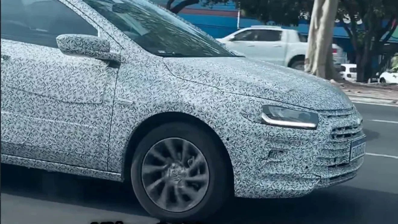 Imagem mostra frente do Chevrolet Onix 2026 camuflada - Todas as versões terão multimídia, serão mais potentes e econômicas