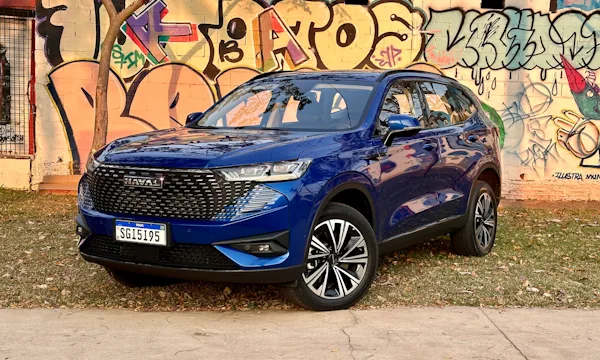 GWM Haval H6 PHEV19 azul em foto de 3x4 frontal [Auto+ / João Brigato]