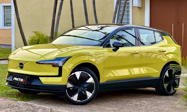 frente do Volvo EX30 Ultra amarelo com teto preto