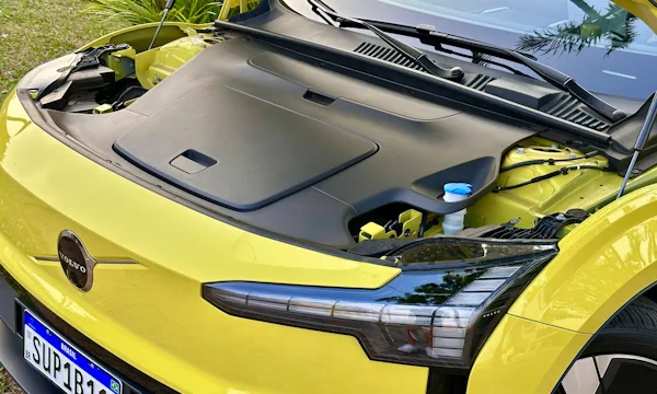 capô aberto do Volvo EX30 Ultra amarelo com teto preto