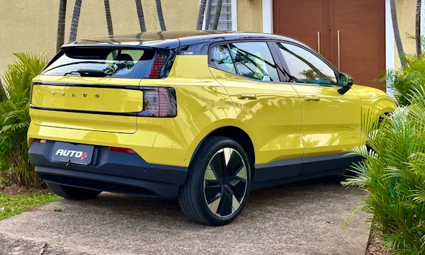 traseira do Volvo EX30 Ultra amarelo com teto preto