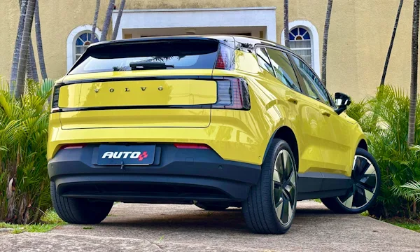 traseira do Volvo EX30 Ultra amarelo com teto preto