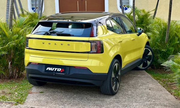 traseira do Volvo EX30 Ultra amarelo com teto preto