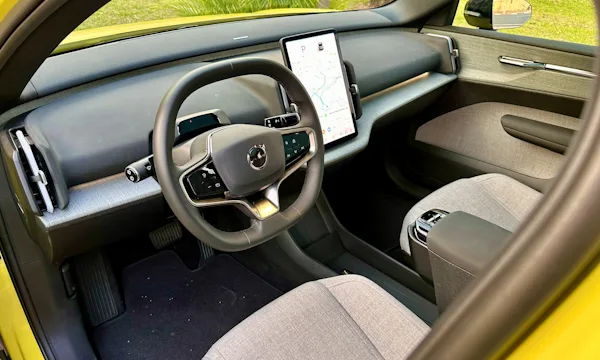 interior completo do volvo ex30 com acabamento simples