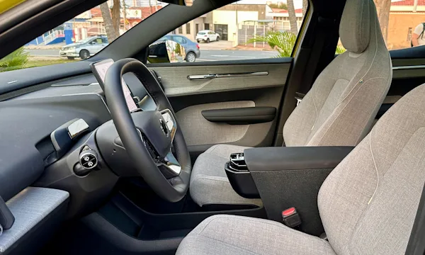 bancos dianteiros de tecido do volvo ex30