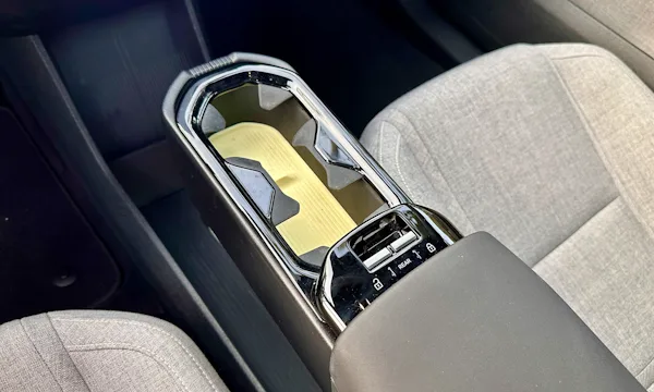 porta-copos retrátil do volvo ex30