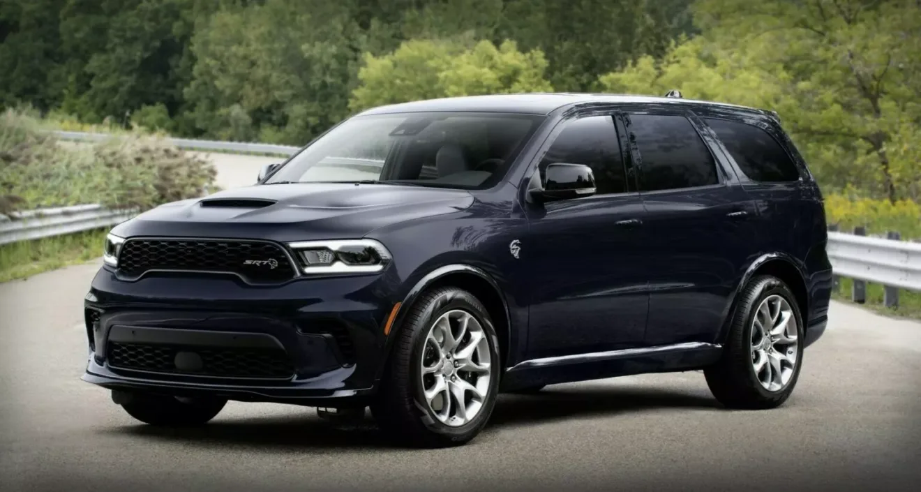 Dodge Durango SRT Hellcat Hammerhead parado de frente na estrada com árvores ao fundo é um SUV equipado com motor V8