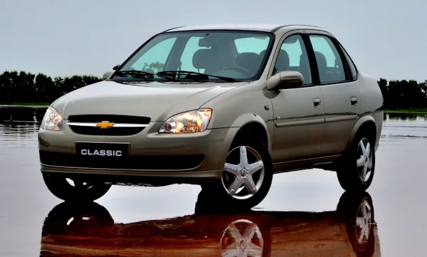 Chevrolet Classic  bege de frente com as rodas dianteiras viradas [divulgação]