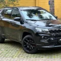 Jeep Compass Blackhawk usa motor 2.0 turbo e está parado de frente com muro amarelo ao fundo