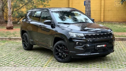 Jeep Compass Blackhawk usa motor 2.0 turbo e está parado de frente com muro amarelo ao fundo