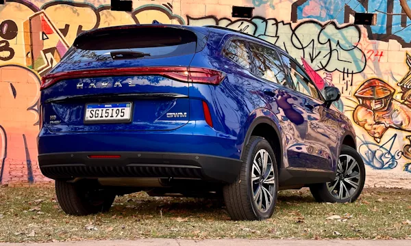 GWM Haval H6 PHEV19 azul em foto de 3x4 traseira