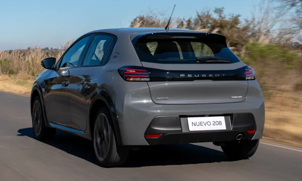 Peugeot 208 GT cinza em foto de movimento 3x4 traseira na estrada [Divulgação]