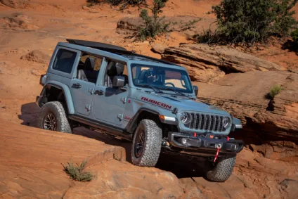 Jeep Wrangler 2025 cinza fazendo trilha