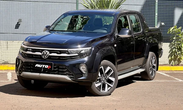 Volkswagen Amarok Extreme preta parada de frente em um estacionamento