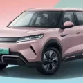 BYD Yuan Pro rosa parado de frente