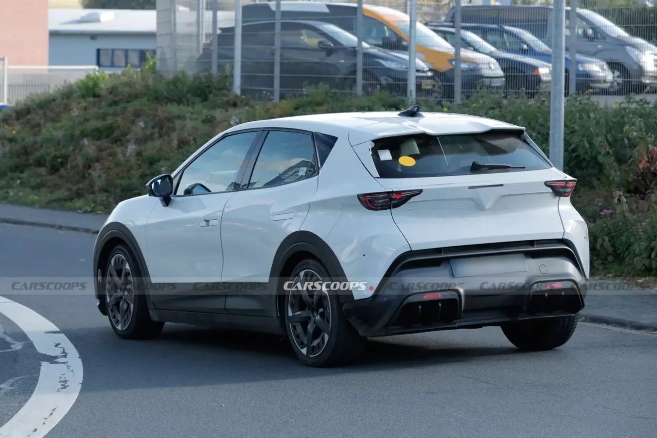 Hatch Cupra Raval EV branco camuflado visto de traseira nos arredores de Nürburgring