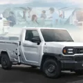 Toyota Hilux Champ branco em foto de dianteira com mural ao fundo