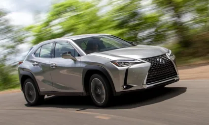 Novo Lexus UX 300h prata visto de frente com fundo de folhas