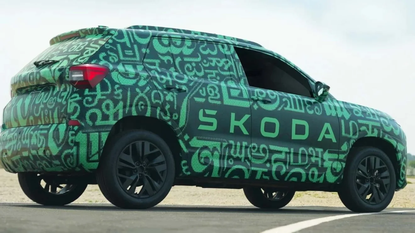 Novo SUV Skoda Kylaq parado em fundo claro com camuflagem esverdeada