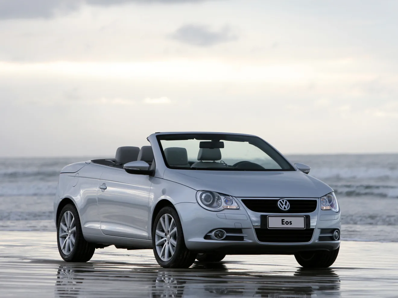 Volkswagen Eos prata em foto 3x4 dianteira na praia