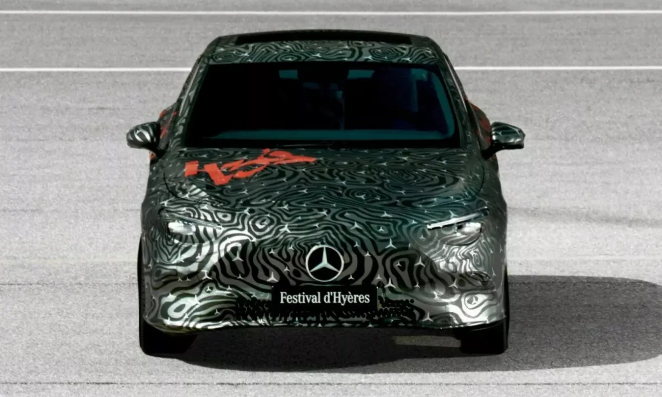 Novo Mercedes-Benz CLA camuflado de cinza, preto e laranja visto de frente com fundo cinza claro