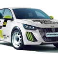 Peugeot 208 Racing branco em foto estática com fundo e chão branco