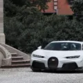 Bugatti Chiron Pur Sport branco em foto estática em frente a uma escadaria com plantas ao fundo